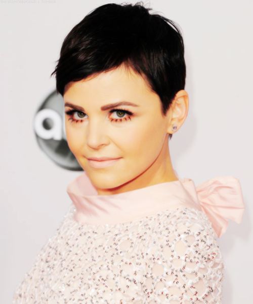 Ginnifer Goodwin - Red Carpet Interview - AMA 2012
