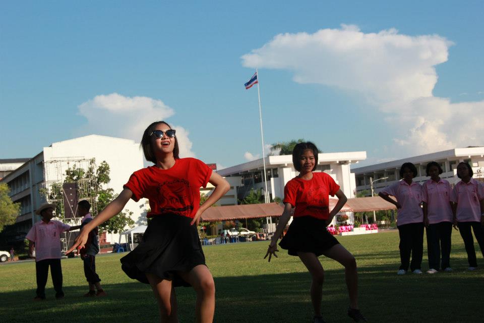 ลีดสีแดง ร.ร.นารีนุกูล อุบลฯ ซ้อมเต้นกีฬาสี 2555