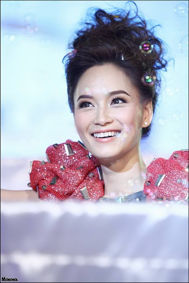 อั้ม พลอย บี คริส มาร์กี้ คิมเบอร์ลี่ วุ้นเส้น รถเมล์ @ The Magic of beautiful skin winter