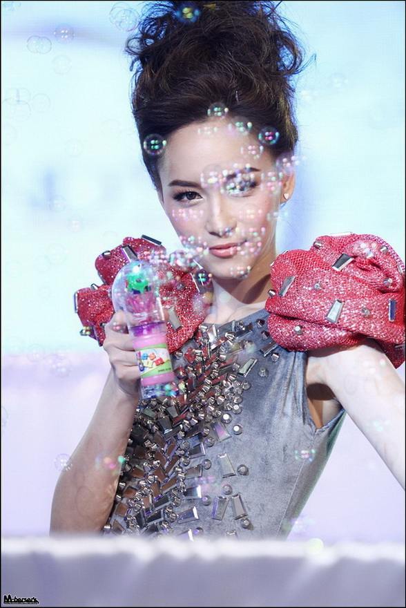 อั้ม พลอย บี คริส มาร์กี้ คิมเบอร์ลี่ วุ้นเส้น รถเมล์ @ The Magic of beautiful skin winter