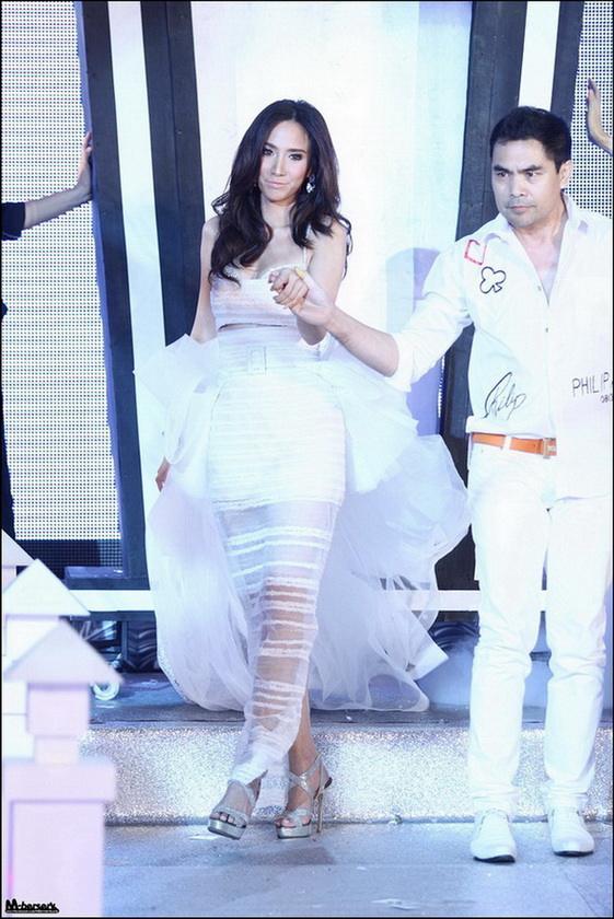 อั้ม พลอย บี คริส มาร์กี้ คิมเบอร์ลี่ วุ้นเส้น รถเมล์ @ The Magic of beautiful skin winter