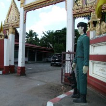 ฮือฮา! พระปั้นรูปทหารโบราณหน้าซุ้มประตูวัดแทนรูปยักษ์