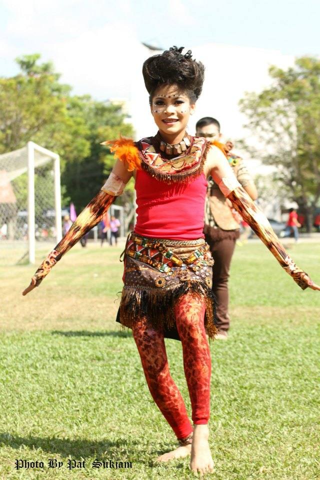 ลีดสีแดง ร.ร.นารีนุกูล อุบลฯ กีฬาสี 2555