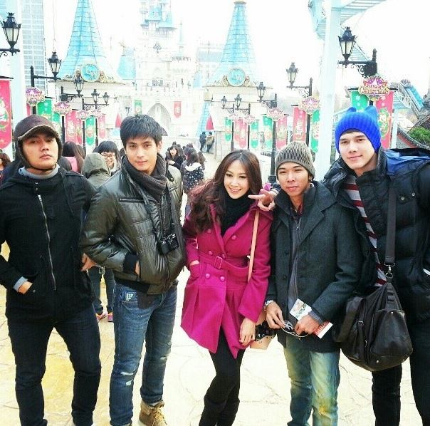 ยุ้ย จีรนันท์พักผ่อนเกาหลีกับหวานใจ และกลุ่มเพื่อนนับ10น่ารักอ่ะ