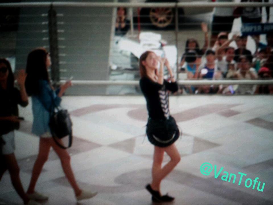 snsd มาแล้ว @ ที่สนามบินสุวรรณภูมิ  แต่งตัวเริ่ดมาก สมกับ เป็น I dol asian