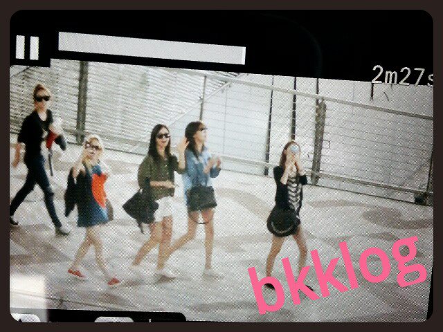 snsd มาแล้ว @ ที่สนามบินสุวรรณภูมิ  แต่งตัวเริ่ดมาก สมกับ เป็น I dol asian