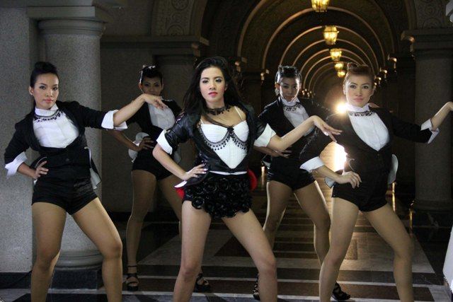 ใบเตย อาร์สยาม  ในเอ็มวี  เช็ดแล้วทิ้ง    ถ่ายที่ ABAC ยกเชต มีรูปไข่ด้วย wow