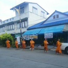 หมั่นทำบุญสร้างกุศลกันนะจ๊ะ  จะได้แฟนหล่อ กับ เขาบ้าง อิอิ