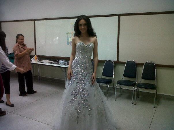 ชุดราตรีหลักค่ะ ขอบคุณ Cr.t-pageant ค่ะ