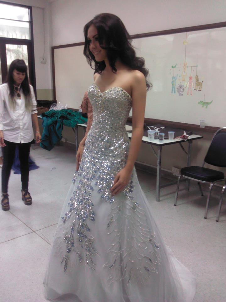 ชุดยังปักไม่เสร็จสมบูรณ์นะคะ ขอบคุณ Cr.t-pageant ค่ะ