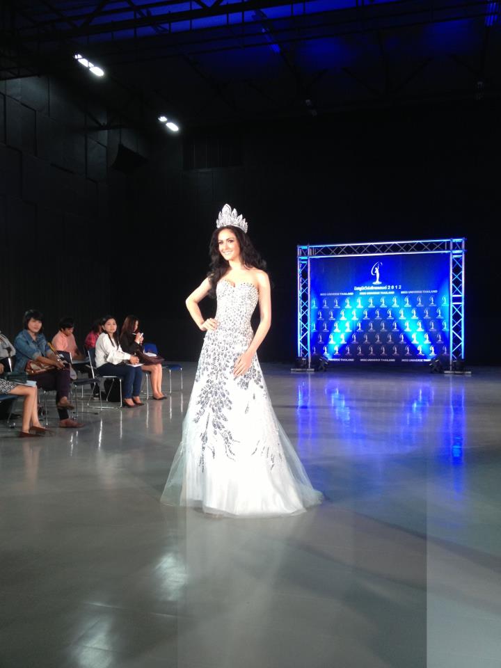 เริ่มแล้วค่ะ ริด้าโชว์ชุดราตรีหลัก ขอบคุณ Cr.t-pageant ค่ะ