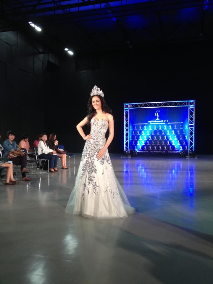 เริ่มแล้วค่ะ ริด้าโชว์ชุดราตรีหลัก ขอบคุณ Cr.t-pageant ค่ะ