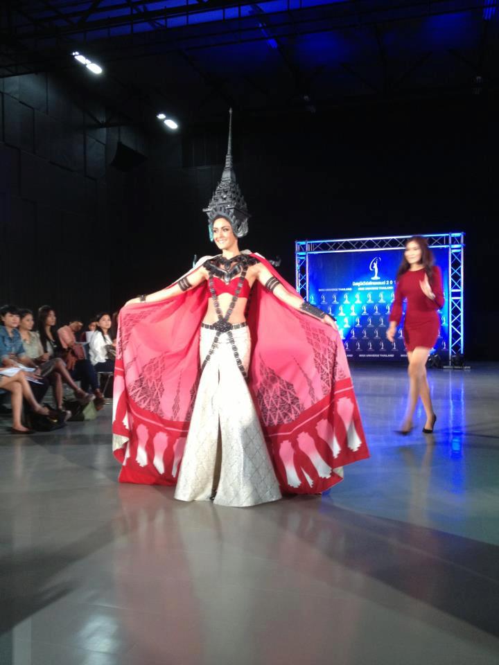 เปิดตัวชุดราตรีและชุดประจำชาติ เพื่อสู้ศึก MU 2012