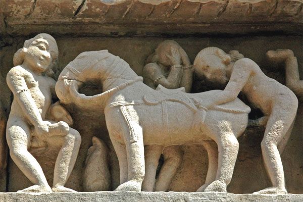 รูปปั้นเเกะสลักการร่วมเพศ มรดกโลกในอินเดีย