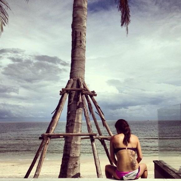 ไฮโซโม นภัสนันท์ ควง แพท ประกาศิต สวีทหวาน บิกินี่ริมทะเล