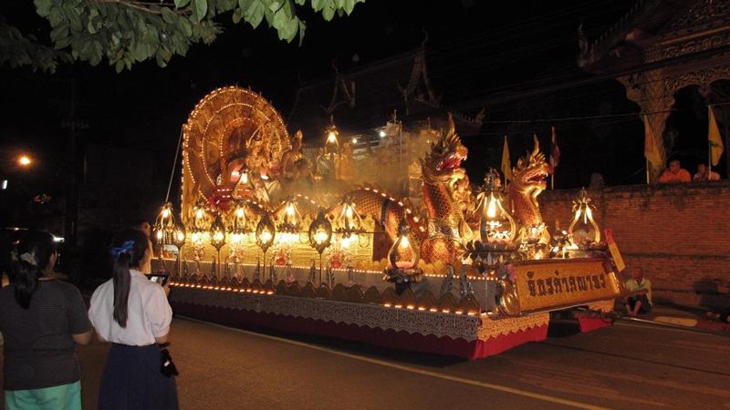 รถขบวนกระทงใหญ่รางวัลชนะเลิศ โรงเรียนจักรคำคณาทร จ.ลำพูน