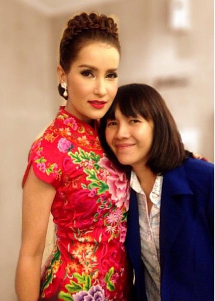 แอน ทองประสม ขนขบวนนักแสดง โชว์ชุดอลังการใน ราตรีกี่เพ้า