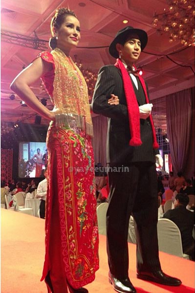 แอน ทองประสม ขนขบวนนักแสดง โชว์ชุดอลังการใน ราตรีกี่เพ้า