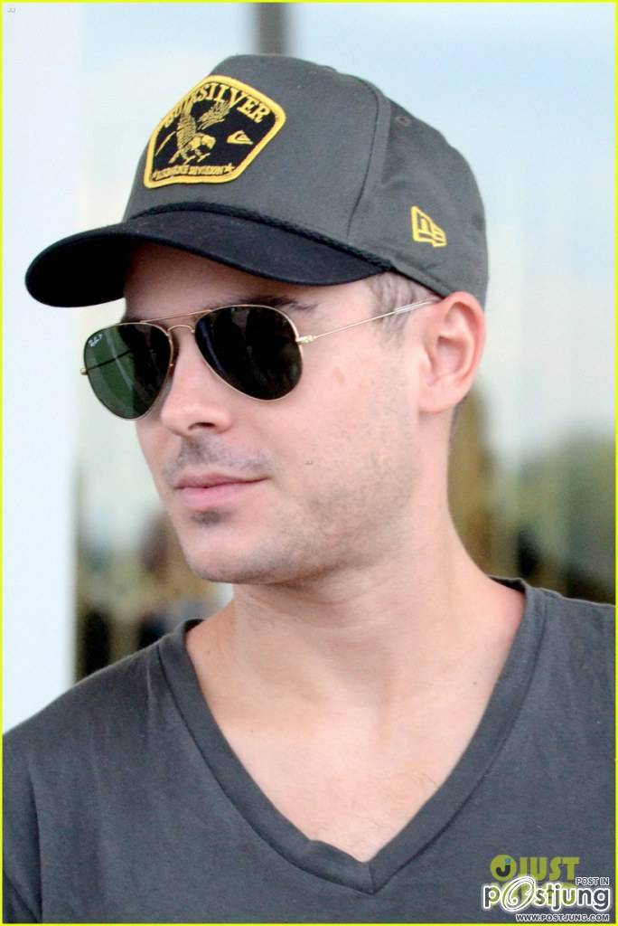 แอรอน...(แซ๊กหรือ..)