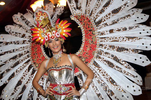 ชุดประจำชาติ miss universe Indonesia 2012