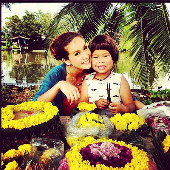 เก็บตก! ตามดูเหล่าดารา ในคืนวันลอยกระทง