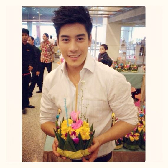 เก็บตก! ตามดูเหล่าดารา ในคืนวันลอยกระทง