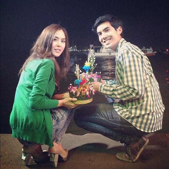 เก็บตก! ตามดูเหล่าดารา ในคืนวันลอยกระทง