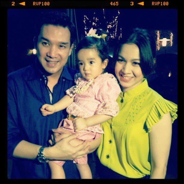 ควันหลง กบ-บรู๊ค จูงมือ น้องณดา เที่ยวงานลอยกระทง