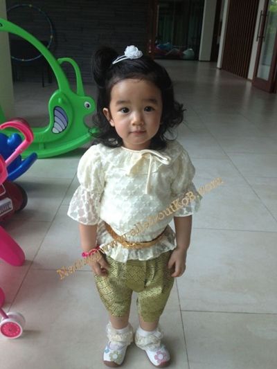 ควันหลง กบ-บรู๊ค จูงมือ น้องณดา เที่ยวงานลอยกระทง