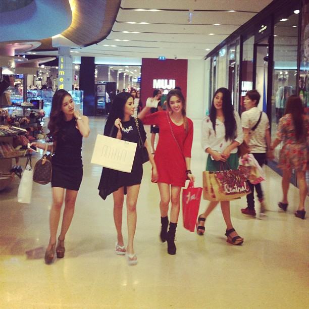 ส่อง ใบเตย อาร์ สยาม เจ้าแม่แฟชั่น icon style high class สุดหรู  เดิน ห้าง กับ เพื่อนๆ