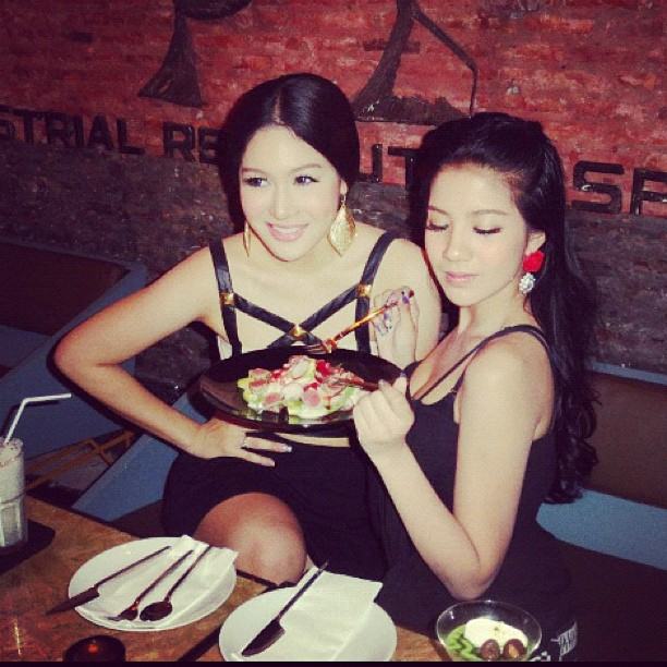 ส่อง ใบเตย อาร์ สยาม เจ้าแม่แฟชั่น icon style high class สุดหรู  เดิน ห้าง กับ เพื่อนๆ