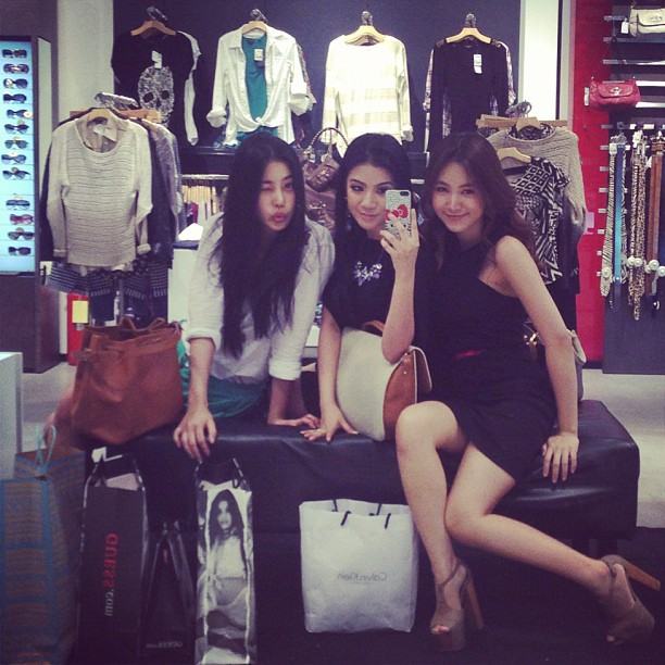 ส่อง ใบเตย อาร์ สยาม เจ้าแม่แฟชั่น icon style high class สุดหรู  เดิน ห้าง กับ เพื่อนๆ