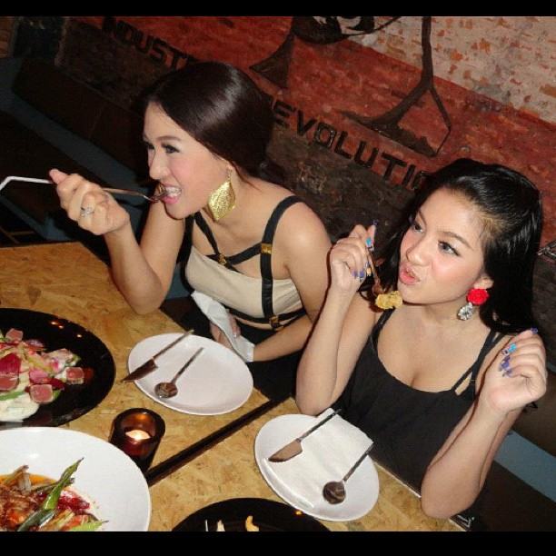 ส่อง ใบเตย อาร์ สยาม เจ้าแม่แฟชั่น icon style high class สุดหรู  เดิน ห้าง กับ เพื่อนๆ