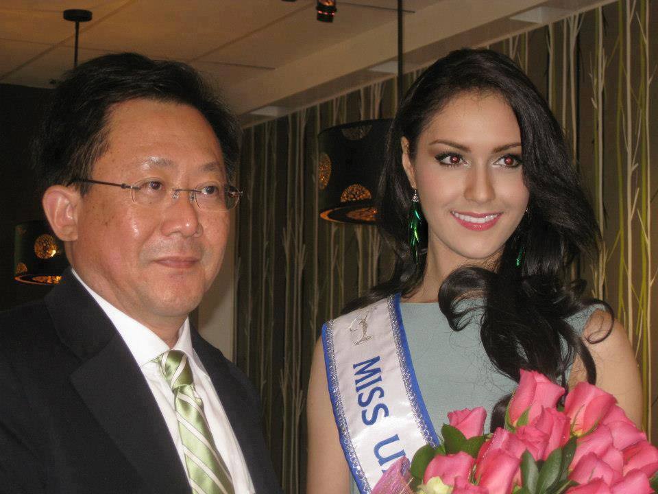 ริด้า เข้าร่วมงานมีตติ้งกับคนไทยใน Los Angeles ก่อนบินไปเก็บตัวที่กองประกวด