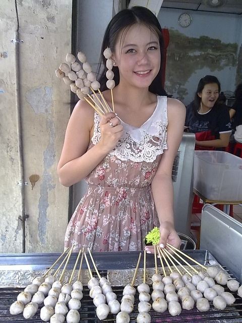 ว่ากันว่า..เธอคือแม่ค้าลูกชิ้นที่น่ารักที่สุดในประเทศไทย!!