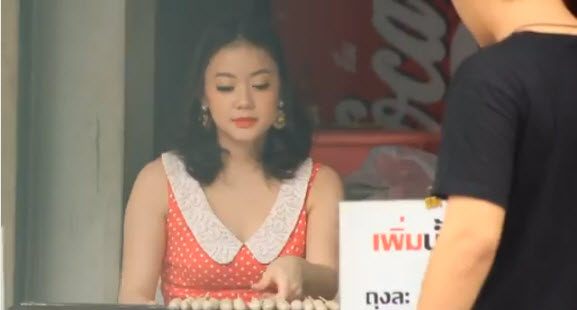 ว่ากันว่า..เธอคือแม่ค้าลูกชิ้นที่น่ารักที่สุดในประเทศไทย!!