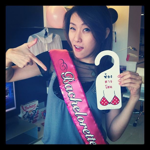 สุดหวิว! แคท ญาญาญิ๋ง นำทีมใส่บิกินี่ ร่วมปาร์ตี้สละโสด เบล ไชน่าดอลล์