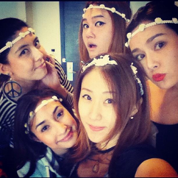 สุดหวิว! แคท ญาญาญิ๋ง นำทีมใส่บิกินี่ ร่วมปาร์ตี้สละโสด เบล ไชน่าดอลล์