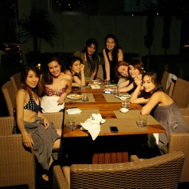 สุดหวิว! แคท ญาญาญิ๋ง นำทีมใส่บิกินี่ ร่วมปาร์ตี้สละโสด เบล ไชน่าดอลล์