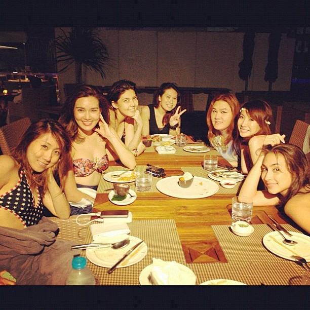 สุดหวิว! แคท ญาญาญิ๋ง นำทีมใส่บิกินี่ ร่วมปาร์ตี้สละโสด เบล ไชน่าดอลล์