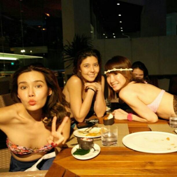 สุดหวิว! แคท ญาญาญิ๋ง นำทีมใส่บิกินี่ ร่วมปาร์ตี้สละโสด เบล ไชน่าดอลล์