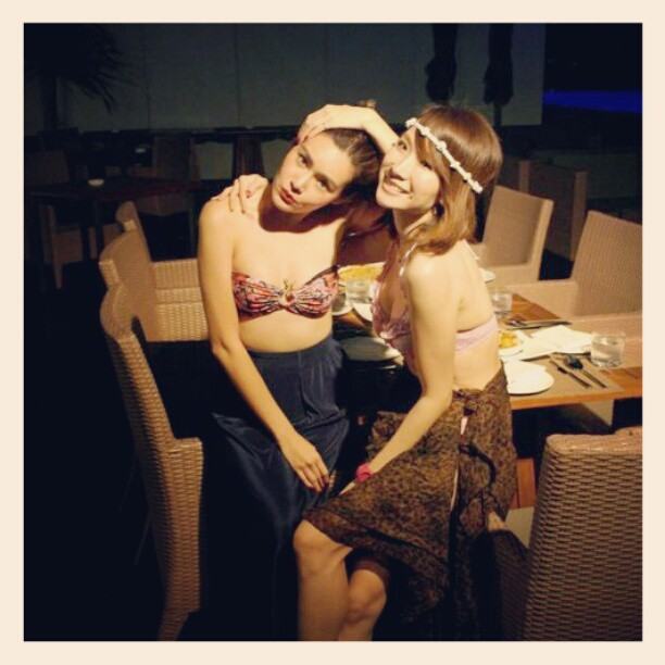 สุดหวิว! แคท ญาญาญิ๋ง นำทีมใส่บิกินี่ ร่วมปาร์ตี้สละโสด เบล ไชน่าดอลล์