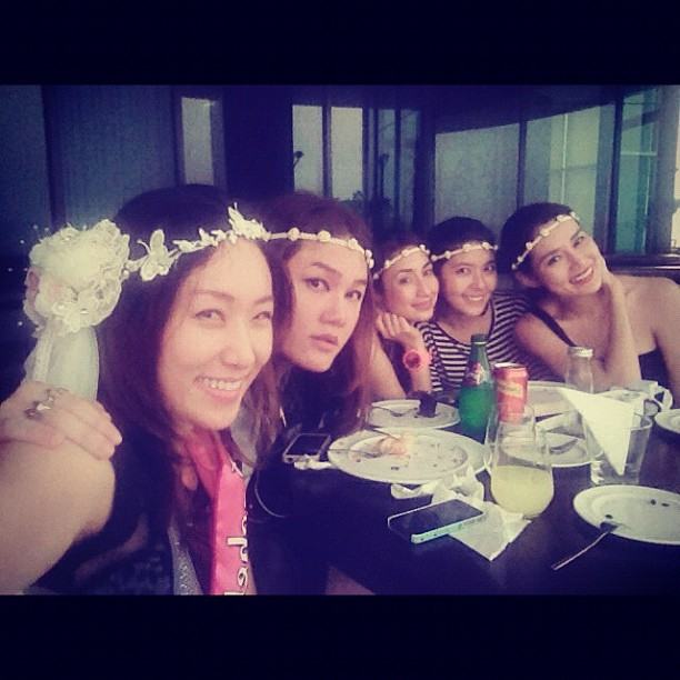 สุดหวิว! แคท ญาญาญิ๋ง นำทีมใส่บิกินี่ ร่วมปาร์ตี้สละโสด เบล ไชน่าดอลล์