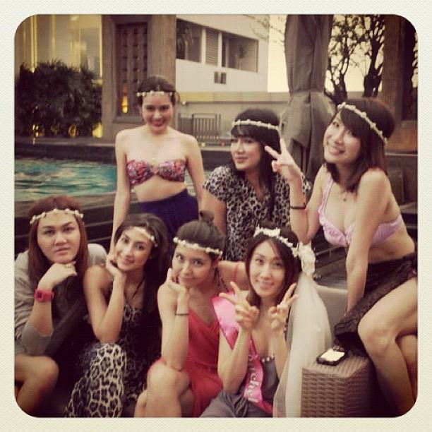 สุดหวิว! แคท ญาญาญิ๋ง นำทีมใส่บิกินี่ ร่วมปาร์ตี้สละโสด เบล ไชน่าดอลล์