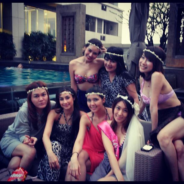 สุดหวิว! แคท ญาญาญิ๋ง นำทีมใส่บิกินี่ ร่วมปาร์ตี้สละโสด เบล ไชน่าดอลล์