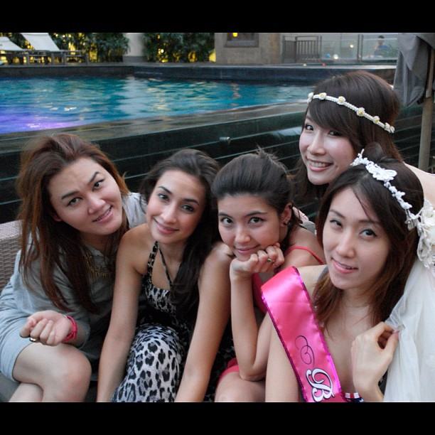 สุดหวิว! แคท ญาญาญิ๋ง นำทีมใส่บิกินี่ ร่วมปาร์ตี้สละโสด เบล ไชน่าดอลล์