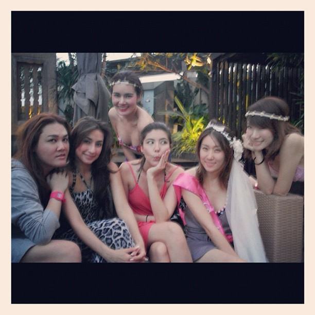 สุดหวิว! แคท ญาญาญิ๋ง นำทีมใส่บิกินี่ ร่วมปาร์ตี้สละโสด เบล ไชน่าดอลล์