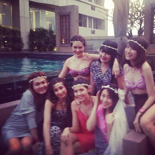 สุดหวิว! แคท ญาญาญิ๋ง นำทีมใส่บิกินี่ ร่วมปาร์ตี้สละโสด เบล ไชน่าดอลล์