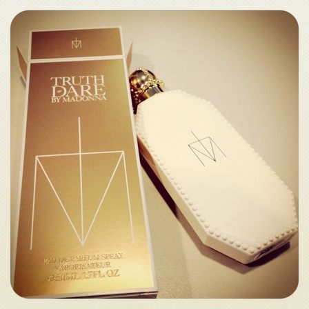 Madonna เปลือยอก โปรโมทน้ำหอม Truth or Dare