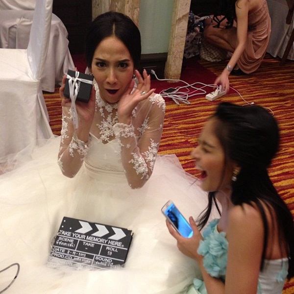 34 ยังแจ๋ว! อั้ม พัชราภา ยิ้มร่า รับของขวัญวันเกิดสุดประทับใจ